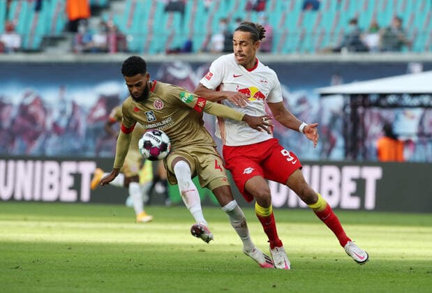 Jeremiah St Juste, Yussuf Poulsen action game scene duel sport football DFL Bundesliga men season 2020 2021 20 09 2020 grass football sport RB Leipzig RBL vs 1 FSV Mainz 05 DFL regulations prohibit any use of photographs as image sequences and or quasi video
