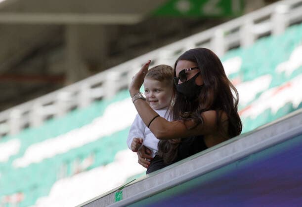 Family of Renato Steffen VfL Wolfsburg greets Renato Steffen VfL Wolfsburg from the stands DFL REGULATIONS PROHIBIT ANY USE OF PHOTOGRAPHS AS IMAGE SEQUENCES AND OR QUASI VIDEO