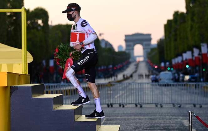PARIS, FRANCE - SEPTEMBER 20 : HIRSCHI Marc (SUI) of TEAM SUNWEB pictured with the Antargaz price during the podium ceremony during stage 21 of the 107th edition of the 2020 Tour de France cycling race, a stage of 122 kms with start in Mantes-la-Jolie and finish at the Avenue des Champs Elysees in Paris on September 20, 2020 in Paris, France, 20 09 2020 CYCLISME : Tour de France - Etape 21 - Mantes la Jolie a Paris Champs Elysees - 20 09 2020 PhotoNews Panoramic 