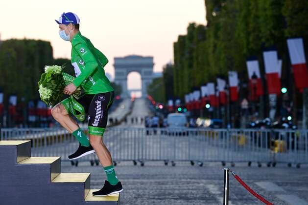 PARIS, FRANCE - SEPTEMBER 20 : BENNETT Sam of Deceuninck - Quick Step pictured with the green jersey during the podium ceremony during stage 21 of the 107th edition of the 2020 Tour de France cycling race, a stage of 122 kms with start in Mantes-la-Jolie and finish at the Avenue des Champs Elysees in Paris on September 20, 2020 in Paris, France, 20 09 2020 CYCLISME : Tour de France - Etape 21 - Mantes la Jolie a Paris Champs Elysees - 20 09 2020 PhotoNews Panoramic 
