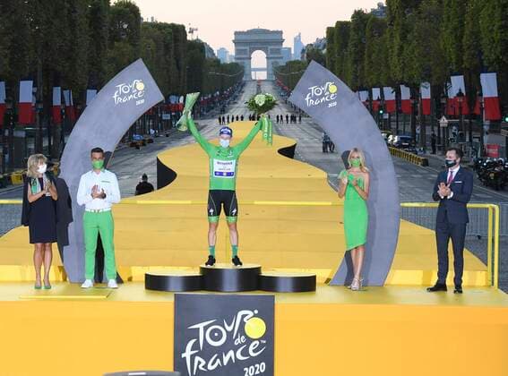 PARIS, FRANCE - SEPTEMBER 20 : BENNETT Sam of Deceuninck - Quick Step pictured with the green jersey during the podium ceremony during stage 21 of the 107th edition of the 2020 Tour de France cycling race, a stage of 122 kms with start in Mantes-la-Jolie and finish at the Avenue des Champs Elysees in Paris on September 20, 2020 in Paris, France, 20 09 2020 CYCLISME : Tour de France - Etape 21 - Mantes la Jolie a Paris Champs Elysees - 20 09 2020 PhotoNews Panoramic 