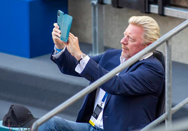 Boris Becker takes a photo of the Center Court with his mobile phone during the game of Yannick Hanfmann GER 22 09 20, Hamburg, Tennis am Rothenbaum, Tennis, ATP500, Hamburg European Open Â
