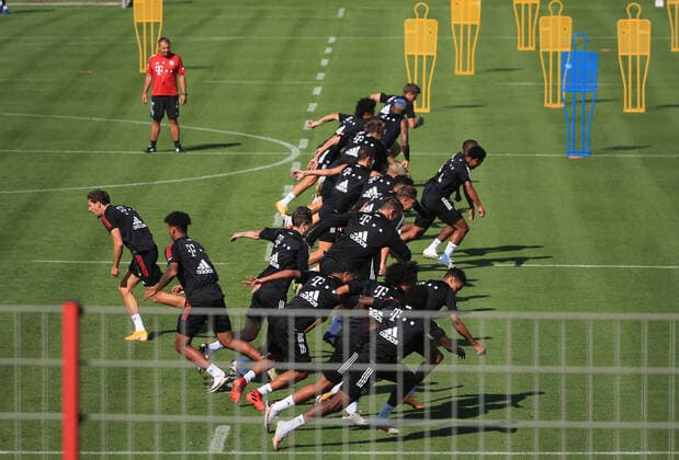 22 09 2020, FC Bayern Training, Munich, Soccer, Sports, in the picture FCB team with Hansi Flick FCB , Leon Goretzka FCB and Chris Richards FCBII choose the wrong side