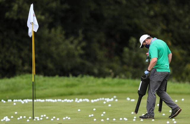 Bilder des Jahres 2020, Sport 09 September Sport Themen der Woche KW39 Sport Bilder des Tages Dubai Duty Free Irish Open, Galgorm Spa & Golf Resort, Ballymena, Co. Antrim 23 9 2020 A course worker collects balls from a putting green A course worker collects balls from a putting green 23 9 2020  Copyright: x INPHO TommyxDicksonx A34I7141