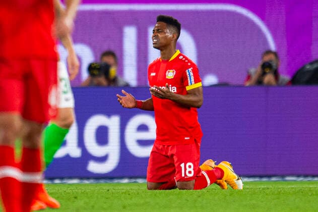 20 09 2020 Football, 2020 2021, 1 Bundesliga, VfL Wolfsburg Bayer 04 Leverkusen Wendell Leverkusen prays after the game Wolfsburg Lower Saxony Germany Volkswagen Arena