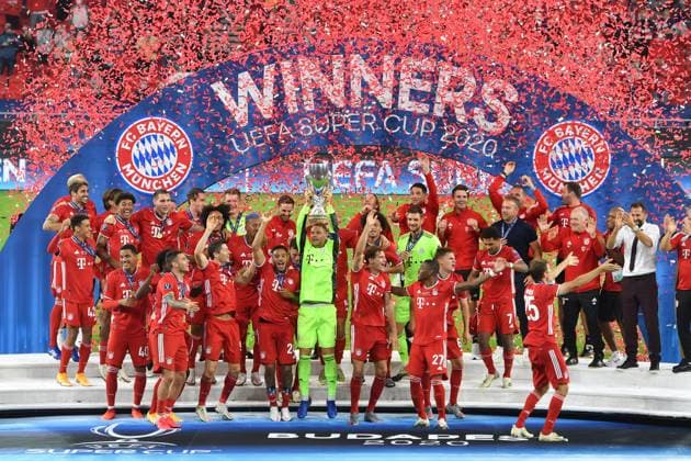 Bilder des Jahres 2020, Sport 09 September Sport Themen der Woche KW39 Sport Bilder des Tages die Bayern jubeln bei der Siegerehrung, Torwart Manuel NEUER (M) mit dem Pokal,Cup,Trophaee, Jubel,Freude,Begeisterung, cheers, Teamfoto,Team,Mannschaft,Mannschaftsfoto. Fussball UEFA Super Cup 2020 FC Bayern Muenchen-FC Sevilla 1-2 n.V. am 24.09.2020 in Budapest, Ferenc Puskas Stadion. *** the Bavarians cheer at the award ceremony, goalkeeper Manuel NEUER M with the cup, cup, trophy, jubilation, joy, enthusiasm, cheers, team photo, team, team, team photo football UEFA Super Cup 2020 FC Bayern Muenchen FC Sevilla 1 2 n V on 24 09 2020 in Budapest, Ferenc Puskas Stadium