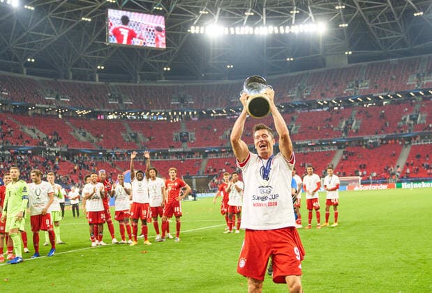 Budapest, Hungary, 24th September 2020. FCB team celebration with trophy, Robert LEWANDOWSKI, FCB 9 in the Final UEFA Supercup match FC BAYERN MUENCHEN - FC SEVILLA 2-1 in Season 2019 2020, FCB, Munich,