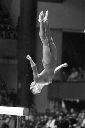 Olympische Sommerspiele in Tokio 1964 Larissa Semjonowna Latynina (UDSSR) in Aktion am Schwebebalken 23.10.1964 *** Summer Olympic Games in Tokyo 1964 Larissa Semyonovna Latynina USSR in action on the balance beam 23 10 1964 HM