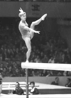 Olympische Sommerspiele in Tokio 1964 Larissa Semjonowna Latynina (UDSSR) in Aktion am Schwebebalken 23.10.1964 *** Summer Olympic Games in Tokyo 1964 Larissa Semyonovna Latynina USSR in action on the balance beam 23 10 1964 HM