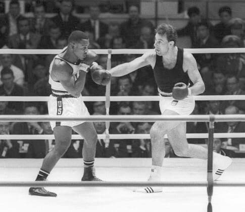 Olympische Sommerspiele in Tokio 1964. Boxen Finale Schwergewicht: Hans Huber (BRD Silber) gegen Joseph Frazier (USA Gold). 24.10.1964. *** Olympic Summer Games in Tokyo 1964 Boxing Final Heavyweight Hans Huber Germany Silver against Joseph Frazier USA Gold 24 10 1964 HM