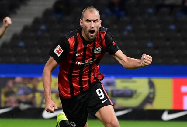 25 09 2020, xkvx, Fussball 1 Bundesliga, Hertha BSC Berlin Eintracht Frankfurt emspor, v l Bas Dost Eintracht Frankfurt celebrate the goal, The goal celebration for 0 2 DFL DFB REGULATIONS PROHIBIT ANY USE OF PHOTOGRAPHS as IMAGE SEQUENCES and or QUASI VIDEO Berlin
