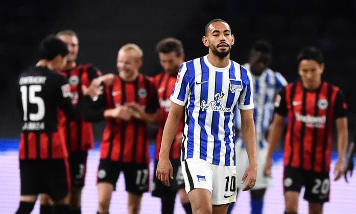 Matheus Cunha Hertha BSC , disappointed after the 0 3, behind the cheering Frankfurt Hertha BSC Berlin Eintracht Frankfurt 1 Bundesliga 2020 2021, 1 BL, 1 Bundesliga, DFL, Fußball, Fussball, soccer, men, men, men, Germany, Germany Berlin, 25 9 2020, Olympiastadion DFL REGULATIONS PROHIBIT ANY USE OF PHOTOGRAPHS AS IMAGE SEQUENCES AND OR QUASI VIDEO