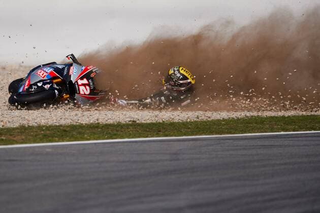 Bilder des Jahres 2020, Sport 09 September Sport Themen der Woche KW39 Sport Bilder des Tages Swiss Moto2 rider Thomas Luthi, Liqui Moly Intact GP, crashes during the third training session held at Barcelona-Catalunya circuit in Montmelo, Barcelona, Spain, 26 September 2020. The Catalunya Grand Prix will take place 27 September 2020. MotoGP training session !ACHTUNG: NUR REDAKTIONELLE NUTZUNG!  Copyright: xAlejandroxGarcíax GRAF904 20200926-637367213968326262