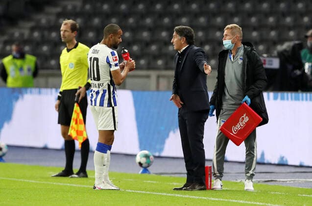 Matheus Cunha, Coach Bruno Labbadia talking limited audience Corona Sport Football DFL Bundesliga Men Season 2020 2021 25 09 2020 Hertha BSC Berlin vs SG Eintracht Frankfurt SGE DFL regulations prohibit any use of photographs as image sequences and or quasi video