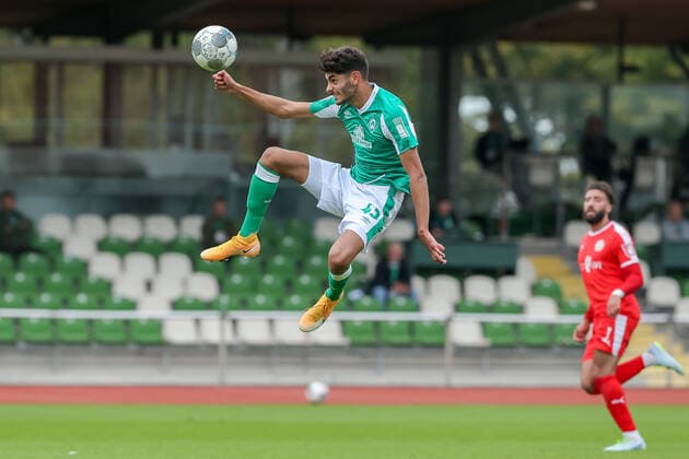 Eren Dinkci (SV Werder Bremen II, 43) am Ball, Freisteller, Einzelbild, Ganzkörper, Aktion, Action, Spielszene., mit einer Flugeinlage, spektakulär, 26.09.2020, Bremen (Deutschland), Fussball, Regionalliga Nord, SV Werder Bremen II - VfV Borussia 06 Hildesheim *** Eren Dinkci SV Werder Bremen II, 43 on the ball, clipping, single picture, full body, action, action, game scene, with a flight insert, spectacular, 26 09 2020, Bremen Germany, football, Regionalliga Nord, SV Werder Bremen II VfV Borussia 06 Hildesheim xobx