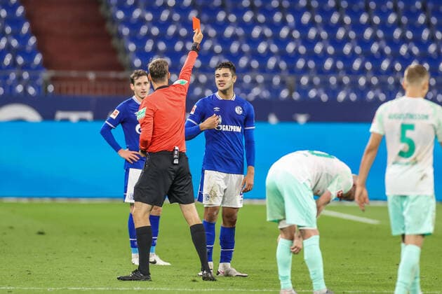 Bilder des Jahres 2020, Sport 09 September Sport Themen der Woche KW39 26.09.2020, Fussball, Saison 2020 2021, 1. Bundesliga, FC Schalke 04 - SV Werder Bremen, Ozan Kabak (FC Schalke 04) sieht die rote Karte Gelsenkirchen Veltins Arena NRW Deutschland xRHR-FOTO TRx *** 26 09 2020, Football, Season 2020 2021, 1 Bundesliga, FC Schalke 04 SV Werder Bremen, Ozan Kabak FC Schalke 04 sees the red card Gelsenkirchen Veltins Arena NRW Germany xRHR FOTO TRx