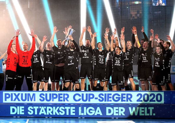Bilder des Jahres 2020, Sport 09 September Sport Themen der Woche KW39 Handball Supercup: THW Kiel - SG Flensburg-Handewitt 26.09.2020 in Düsseldorf. Der THW Kiel als Supercupsieger 2020. *** Handball Supercup THW Kiel SG Flensburg Handewitt 26 09 2020 in Düsseldorf THW Kiel as Supercup winner 2020 HM