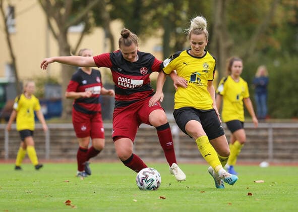 xjfx 27 09 2020 DFB Pokal Frauen SC Opel 06 Rüsselsheim 1 FC Nürnberg v l , Jessica May 1 FC Nürnberg Frauen , Michelle Beck SC Opel Rüsselsheim Frauen DFL DFB REGULATIONS PROHIBIT ANY USE OF PHOTOGRAPHS as IMAGE SEQUENCES and or QUASI VIDEO Copyright: HMBxMedia