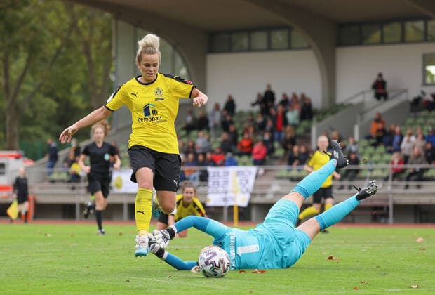 xjfx 27 09 2020 DFB Pokal Frauen SC Opel 06 Rüsselsheim 1 FC Nürnberg v l , Michelle Beck SC Opel Rüsselsheim Frauen , Lea Paulick 1 FC Nürnberg Frauen DFL DFB REGULATIONS PROHIBIT ANY USE OF PHOTOGRAPHS as IMAGE SEQUENCES and or QUASI VIDEO Copyright: HMBxMedia