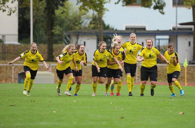 27 09 2020 DFB Pokal Frauen SC Opel 06 Rüsselsheim 1 FC Nürnberg v l , Cheering about the progress at SC Opel Rüsselsheim DFL DFB REGULATIONS PROHIBIT ANY USE OF PHOTOGRAPHS as IMAGE SEQUENCES and or QUASI VIDEO Copyright: Foto:xDominikxClaus