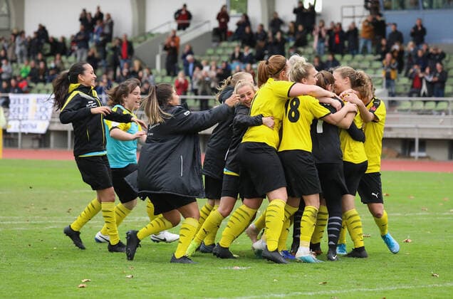 27 09 2020 DFB Pokal Frauen SC Opel 06 Rüsselsheim 1 FC Nürnberg v l , Cheering about the progress at SC Opel Rüsselsheim DFL DFB REGULATIONS PROHIBIT ANY USE OF PHOTOGRAPHS as IMAGE SEQUENCES and or QUASI VIDEO Copyright: Foto:xDominikxClaus