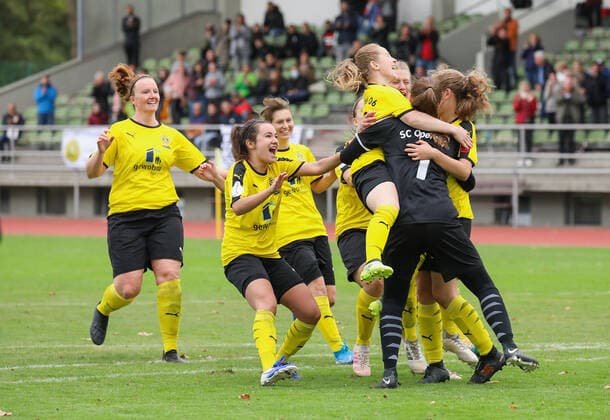 xjfx 27 09 09 2020 DFB Pokal Frauen SC Opel 06 Rüsselsheim 1 FC Nürnberg v l , Cheering about the progress at SC Opel Rüsselsheim DFL DFB REGULATIONS PROHIBIT ANY USE OF PHOTOGRAPHS as IMAGE SEQUENCES and or QUASI VIDEO Copyright: HMBxMedia