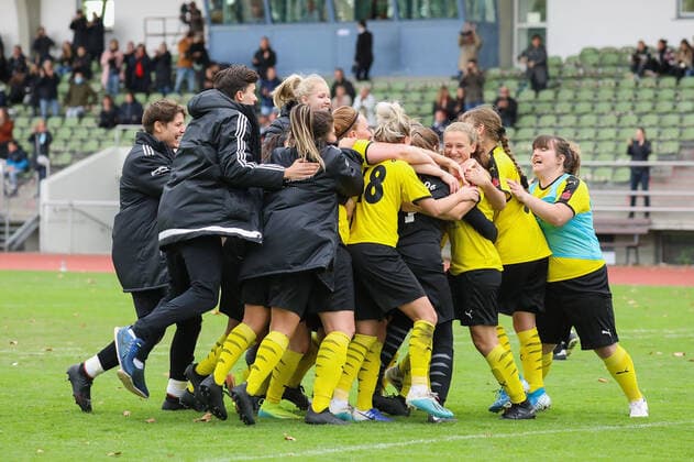 xjfx 27 09 09 2020 DFB Pokal Frauen SC Opel 06 Rüsselsheim 1 FC Nürnberg v l , Cheering about the progress at SC Opel Rüsselsheim DFL DFB REGULATIONS PROHIBIT ANY USE OF PHOTOGRAPHS as IMAGE SEQUENCES and or QUASI VIDEO Copyright: HMBxMedia