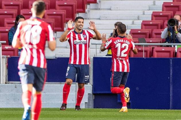 Sport Themen der Woche KW39 Sport Bilder des Tages Atletico Madrid s striker Luis Suarez (C) celebrates with teammates after scoring the 5-0 goal during the Spanish Laliga soccer match between Atletico Madrid and Granada held at Wanda Metropolitano Stadium, in Madrid, central Spain, 27 September 2020. Atletico Madrid vs Granada !ACHTUNG: NUR REDAKTIONELLE NUTZUNG!  Copyright: xRodrigoxJimenezx GRAF1700 20200927-637368266446396235
