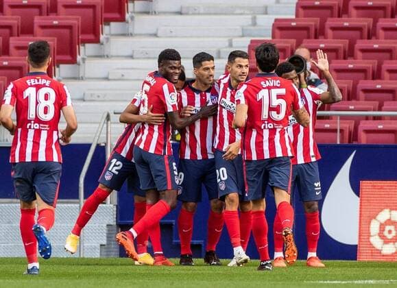 Atletico Madrid s striker Luis Suarez (C) celebrates with teammates after scoring the 5-0 goal during the Spanish Laliga soccer match between Atletico Madrid and Granada held at Wanda Metropolitano Stadium, in Madrid, central Spain, 27 September 2020. Atletico Madrid vs Granada !ACHTUNG: NUR REDAKTIONELLE NUTZUNG!  Copyright: xRodrigoxJimenezx GRAF1704 20200927-637368267052781804