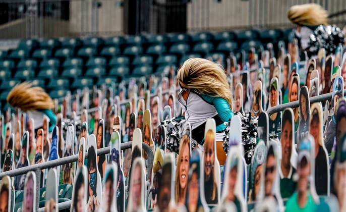 Bilder des Jahres 2020, Sport 09 September Sport Themen der Woche KW39 Sport Bilder des Tages September 27, 2020, Philadelphia, PA, USA: September 27, 2020: Eagles cheerleaders cheer for the only fans present, the cardboard cutouts, during the NFL, American Football Herren, USA football matchup between the Cincinnati Bengals and the Philadelphia Eagles at Lincoln Financial Field in Philadelphia, Pennsylvania. Cal Media Philadelphia USA - ZUMAcs17 20200927_zaf_cs17_011 Copyright: xScottxSeriox