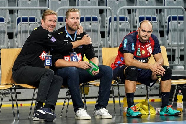 Bilder des Jahres 2020, Sport 09 September Sport Themen der Woche KW40 Sport Bilder des Tages v.li.: Martin Schwalb (Trainer, Cheftrainer, RNL) umarmt Oliver Roggisch (Sportlicher Leiter, RNL), Rafael Baena Gonzalez (RNL, 28) sitzt daneben, nachdenklich, besorgt, pessimistisch, enttäuscht schauend, Enttäuschung, Frustration, disappointed, pessimistisch, Aktion, Action, Spielszene, 29.09.2020, Mannheim (Deutschland), Handball, EHF European League, Rhein-Neckar Löwen - TTH Holstebro *** From left to right Martin Schwalb Coach, Head Coach, RNL hugs Oliver Roggisch Sports Director, RNL , Rafael Baena Gonzalez RNL, 28 sitting next to him, thoughtful, worried, pessimistic, looking disappointed, disappointed, frustrated, disappointed, pessimistic, action, action, game scene, 29 09 2020, Mannheim Germany , Handball, EHF European League, Rhein Neckar Löwen TTH Holstebro xozx