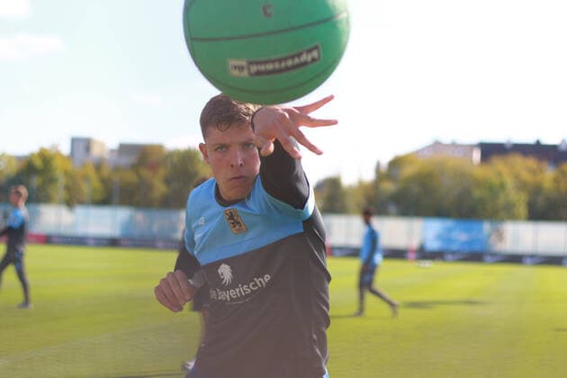 Bilder des Jahres 2020, Sport 09 September Sport Themen der Woche KW40 Sport Bilder des Tages 32 Maxim Gresler beim Krafttraining, Parcours, Medizinball-Training, Anstrengung, Fussball, 3. Liga, TSV 1860 München, Training 30.09.2020 FOTO: Mladen Lackovic *** 32 Maxim Gresler at weight training, parcours, medicine ball training, effort, soccer, 3 league, TSV 1860 Munich, Training 30 09 2020 FOTO Mladen Lackovic