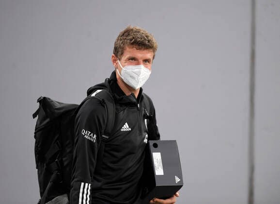 30 09 2020, Football Supercup FC Bayern Borussia Dortmund 30 09 2020, Football DFL Supercup 2020, FC Bayern München Borussia Dortmund, in the Allianz Arena Munich Thomas Müller FC Bayern München comes into the stadium with a mask on. Photo Bernd Feil M i S Pool Only for journalistic purposes Only for editorial use According to the regulations of the DFL Deutsche Fußball Liga it is prohibited to use or have used photographs taken in the stadium and or of the match in the form of sequence images and or video-like photo sequences DFL regulations prohibit any use of photographs as image sequences and or quasi video National and international NewsAgencies OUT Munich Bavaria Germany Poolfoto ,EDITORIAL USE ONLY