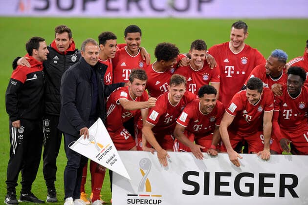 30 09 2020, Football Supercup FC Bayern Borussia Dortmund 30 09 2020, Football DFL Supercup 2020, FC Bayern Munich Borussia Dortmund, in the Allianz Arena Munich award ceremony, the FC Bayern celebrates the title, coach Hans Dieter Flick FC Bayern Munich , Miroslav Klose, Thomas Müller FC Bayern Munich , Joshua Kimmich FC Bayern Munich , Robert Lewandowski FC Bayern Munich , Photo Bernd Feil M i S Pool Only for journalistic purposes Only for editorial use In accordance with the DFL Deutsche Fußball Liga regulations, it is prohibited to use or have used photographs taken in the stadium and or of the match in the form of sequence images and or video-like photo sequences DFL regulations prohibit any use of photographs as image sequences and or quasi video National and international NewsAgencies OUT Munich Bavaria Germany Poolfoto ,EDITORIAL USE ONLY