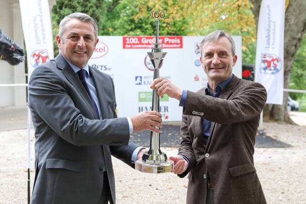 Bilder des Jahres 2020, Sport 10 Oktober Sport Themen der Woche KW40 PK 100. Grosser Preis der Landeshauptstadt Duesseldorf, 01.10.2020 Thomas Geisel Oberbuergermeister der Landeshauptstadt Duesseldorf und Klaus Allofs Vorstand des Duesseldorfer Reiter und Rennvereins ; PK zum 100. Grosser Preis der Landeshauptstadt Duesseldorf, 01.10.2020 *** PK 100 Grand Prix of the state capital Duesseldorf, 01 10 2020 Thomas Geisel Lord Mayor of the state capital Duesseldorf and Klaus Allofs Board of Directors of the Duesseldorf Riding and Racing Club PK for the 100 Grand Prix of the state capital Duesseldorf, 01 10 2020 Copyright: xBEAUTIFULxSPORTS KennyxBeelex
