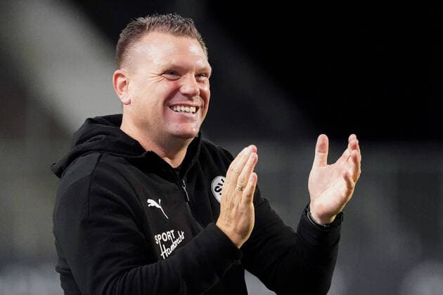 Uwe Koschinat Trainer, Head Coach, SVS , Cheers after the final whistle, victory, winner, winner, cheers, cheers, joy, optimistic, highlight, single picture, action, action, 02 10 2020, Sandhausen Germany , football, 2 Bundesliga, SV Sandhausen FC St Pauli, DFB DFL REGULATIONS PROHIBIT ANY USE OF PHOTOGRAPHS AS IMAGE SEQUENCES AND OR QUASI VIDEO xozx