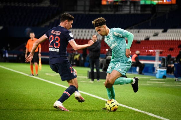 AIT NOURI Rayan ( 2 - Angers ) - Julian Draxler ( 23 - PSG ) - FOOTBALL : Paris Saint Germain vs Angers SCO - Ligue 1 - Paris - 02 10 2020 FedericoPestellini Panoramic 