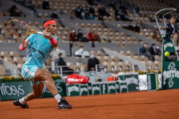 Bilder des Jahres 2020, Sport 10 Oktober Sport Themen der Woche KW40 Sport Bilder des Tages (201003) -- PARIS, Oct. 3, 2020 -- Rafael Nadal of Spain hits a return during the men s singles third round match between Rafael Nadal of Spain and Stefano Travaglia of Italy at French Open tennis tournament 2020 at Roland Garros, in Paris, France on Oct. 2, 2020. (Photo by Aurelien Morissard Xinhua) (SP)FRANCE-PARIS-TENNIS-ROLAND GARROS-DAY 6 AoxLeilian¡¤molisaer 