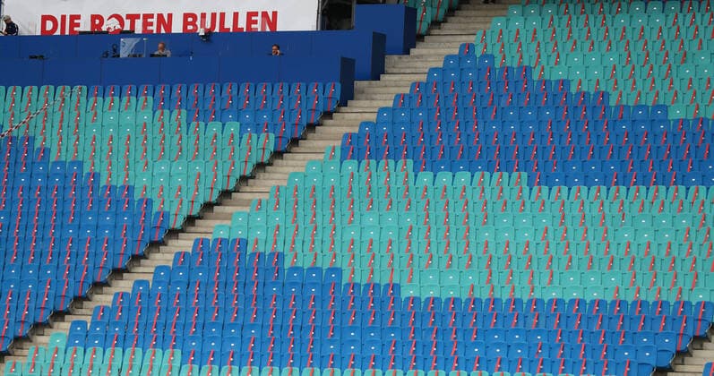 RB Leipzig - Schalke 03.10.2020 Leipzig, 03.10.2020, Red Bull Arena, Fussball, Bundesliga, 3.Spieltag , RB Leipzig vs. FC Schalke 04 4:0 (3:0) , Ein Corona bedingtes Hygienekonzept wurde umgesetzt, die Zuschauerzahl begrenzt. Im Bild: Rote Bänder markieren die Sitzordnung im noch fast leeren Stadion. , DFL regulations prohibit any use of photographs as image sequences and or quasi-video. *** RB Leipzig Schalke 03 10 2020 Leipzig, 03 10 2020, Red Bull Arena, Football, Bundesliga, 3 Matchday , RB Leipzig vs FC Schalke 04 4 0 3 0 , A corona-conditioned hygiene concept was implemented, the number of spectators limited In the picture red bands mark the seating arrangements in the almost empty stadium , DFL regulations prohibit any use of photographs as image sequences and or quasi video