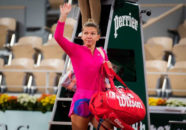 Sport Bilder des Tages October 4, 2020, Paris, FRANCE: Simona Halep of Romania after losing her fourth round match at the 2020 Roland Garros Grand Slam tennis tournament against Iga Swiatek of Poland Paris FRANCE - ZUMAa181 20201004_zaa_a181_022 Copyright: xRobxPrangex