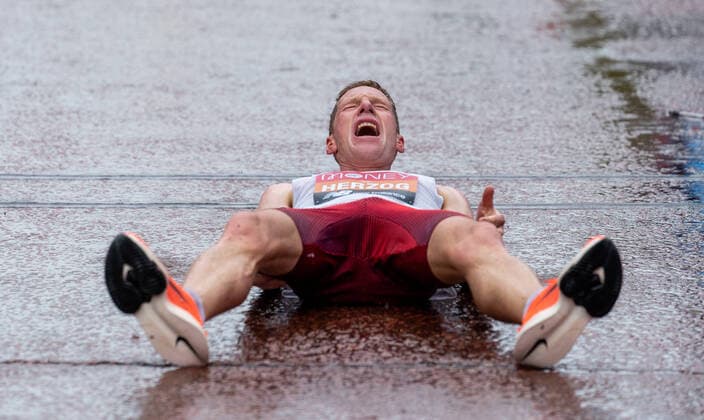 Bilder des Jahres 2020, Sport 10 Oktober Sport Themen der Woche KW40 Sport Bilder des Tages 4th October 2020, London, England; 2020 London Marathon; Peter Herzog (AUT) lies on The Mall after finishing the Elite Men s Race. The historic elite-only Virgin Money London Marathon taking place on a closed-loop circuit around St James s Park in central London on Sunday 4 October 2020.  ActionPlus12238777 LondonxMarathonxEvents