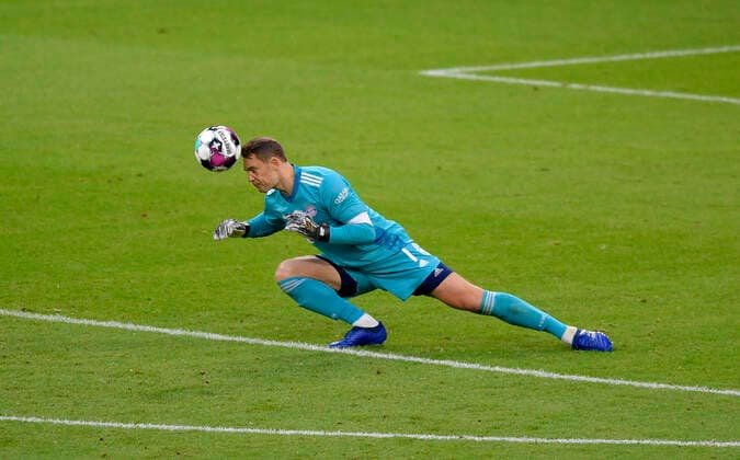 Sport Bilder des Tages 04.10.2020, Fussball 1. Bundesliga 2020 2021, 03. Spieltag, FC Bayern München - Hertha BSC Berlin, in der Allianz-Arena München. Torwart Manuel Neuer (FC Bayern München) Kopfball. ***DFL and DFB regulations prohibit any use of photographs as image sequences and or quasi-video.*** *** 04 10 2020, Football 1 Bundesliga 2020 2021, 03 Matchday, FC Bayern Munich Hertha BSC Berlin, in the Allianz Arena Munich Goalkeeper Manuel Neuer FC Bayern Munich Header DFL and DFB regulations prohibit any use of photographs as image sequences and or quasi video