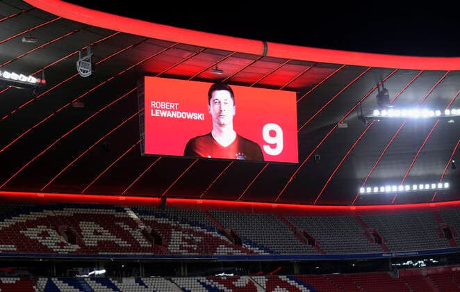 04 10 2020, Football 1 Bundesliga 2020 2021, 03 Matchday, FC Bayern Munich Hertha BSC Berlin, in the Allianz Arena Munich Four-time scorer Robert Lewandowski FC Bayern Munich on the scoreboard DFL and DFB regulations prohibit any use of photographs as image sequences and or quasi video
