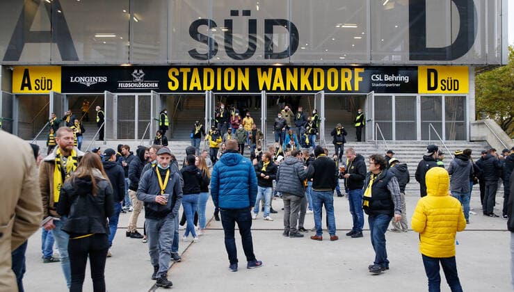 Photo Manuel Geisser 04 10 2020 Bern Stadion Wankdorf Bern Men Season 2020 2021 Football Super League 3 Matchday BSC Young Boys Bern FC Vaduz YB Fans leave the stadium after the match