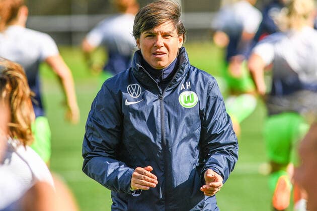 Ariane Hingst Co-Trainer, VfL Wolfsburg at work, single picture, action, action, 04 10 2020, Cologne Germany , Football, Flyeralarm Frauen Bundesliga, Bayer 04 Leverkusen VfL Wolfsburg, DFB DFL REGULATIONS PROHIBIT ANY USE OF PHOTOGRAPHS AS IMAGE SEQUENCES AND OR QUASI VIDEO xmhx