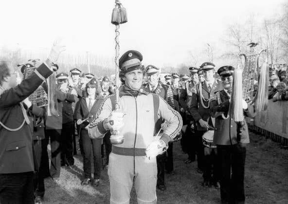 Borussia Lippstadt - FC Bayern München Testspiel Torwart Jean-Marie Pfaff (FCB) mit Taktstock führt die Blaskapelle an Nur fuer journalistische Zwecke! Only for editorial use! *** Borussia Lippstadt FC Bayern Munich Test match Goalkeeper Jean Marie Pfaff FCB with baton leads the brass band Only for journalistic purposes Only for editorial use HM