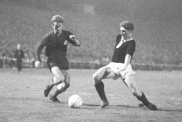 DFB Cup Final Borussia Mönchengladbach Karlsruher SC from 05 10 1960 Action, duel HM