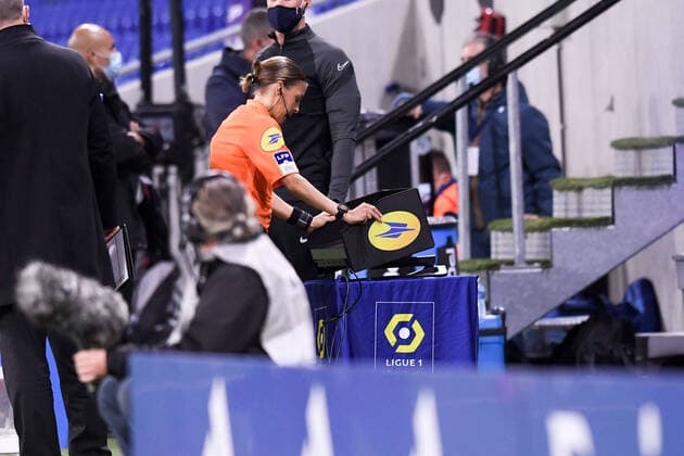 STEPHANIE FRAPPART (ARBITRE) - VAR - ARBITRAGE VIDEO FOOTBALL : Lyon vs Marseille - Ligue 1 Uber Eats - 04 10 2020 FEP Panoramic 