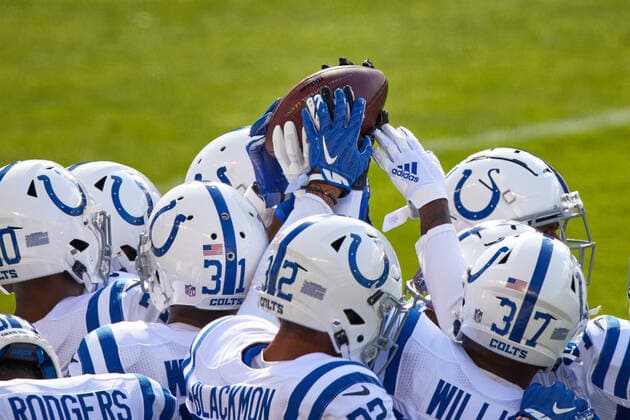 CHICAGO, IL - OCTOBER 04: Indianapolis Colts players gather in a huddle with the football in game action during a NFL, American Football Herren, USA game between the Chicago Bears and the Indianapolis Colts on October 4th, 2020, at Soldier Field in Chicago, IL. (Photo by Robin Alam Icon Sportswire) NFL: OCT 04 Colts at Bears Icon164201004143