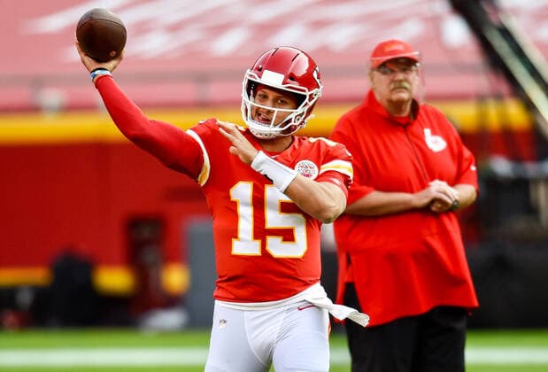 October 6, 2020, Kansas City, MO, USA: Kansas City Chiefs head coach Andy Reid watches while quarterback Patrick Mahomes warms up before the Chiefs take on the New England Patriots in a game that was supposed to be played on Sunday but was postponed due to COVID-19 protocols. Kansas City USA - ZUMAm67_ 20201006_zaf_m67_008 Copyright: xTammyxLjungbladx